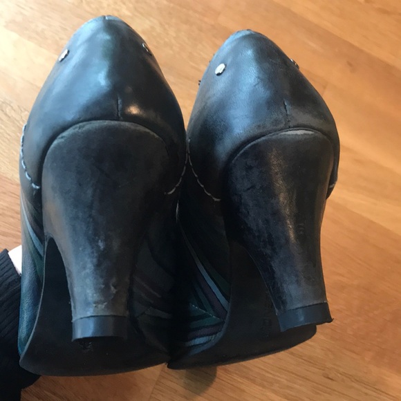 Unique striped shoes - Picture 3 of 5